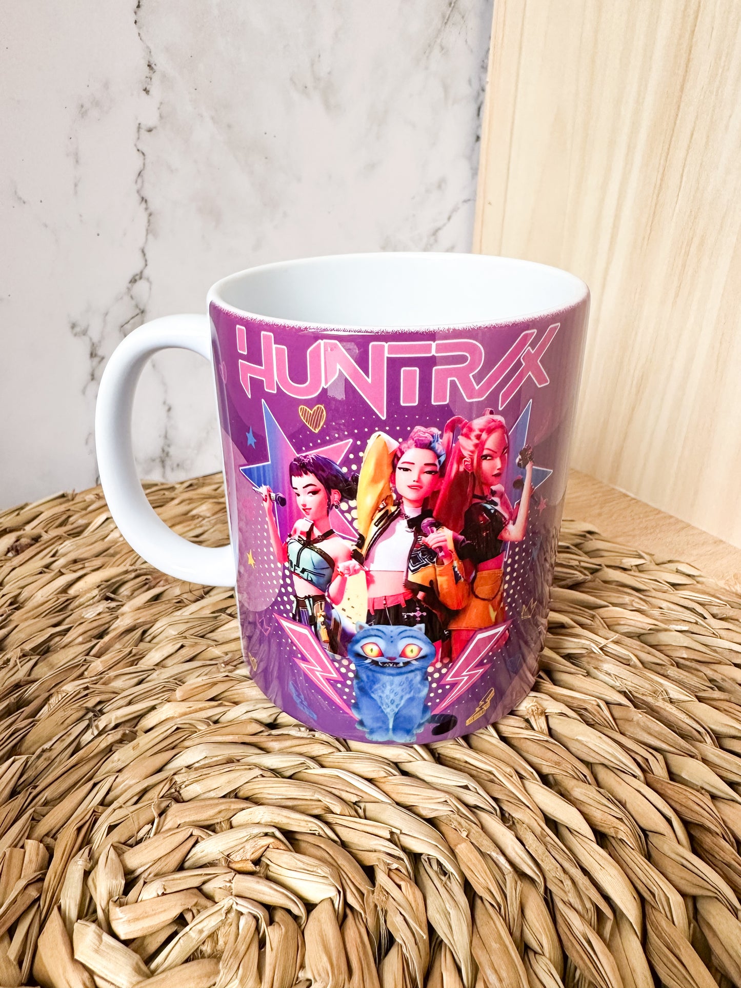 Taza Huntr/x – Tu momento K-Pop cada mañana