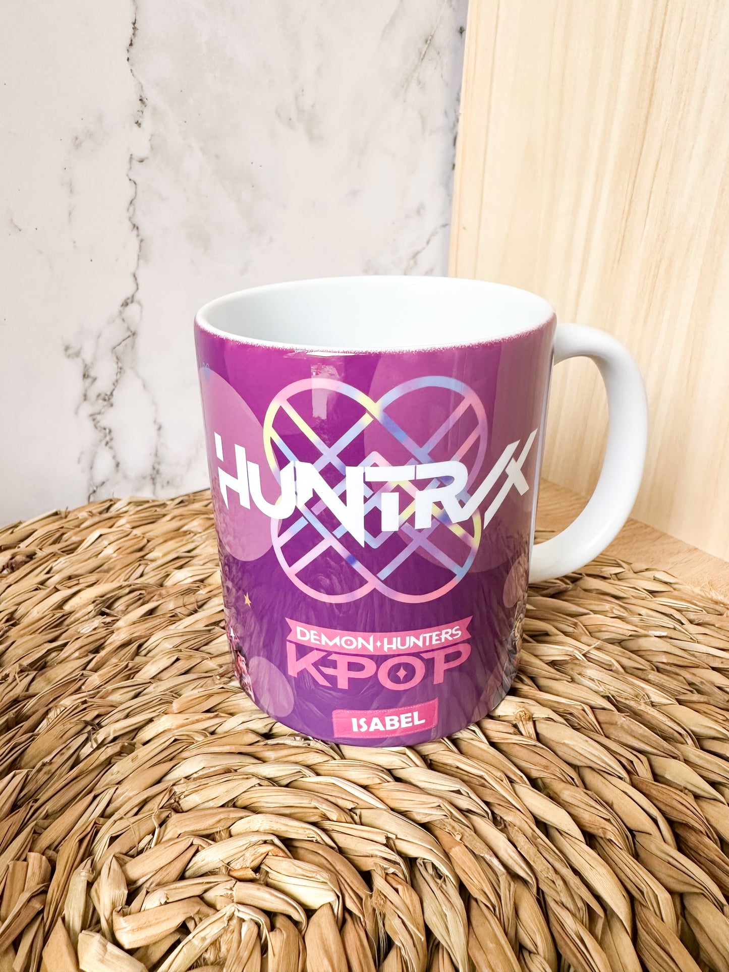 Taza Huntr/x – Tu momento K-Pop cada mañana