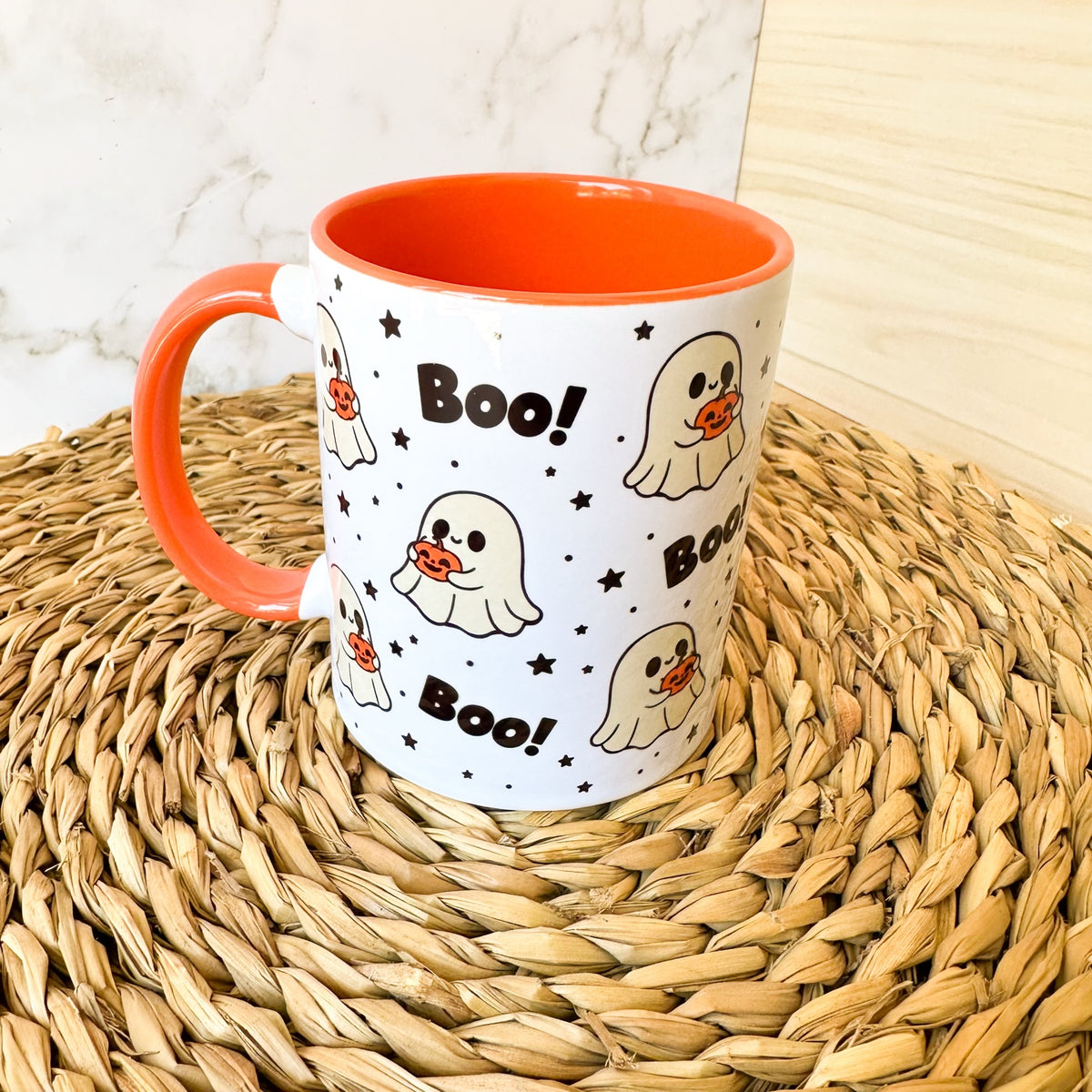 Taza blanca con fantasmitas y calabazas, interior y asa naranjas