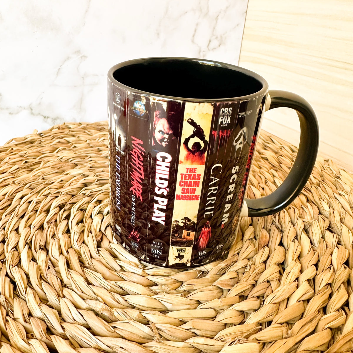 Vista trasera de la taza negra de películas de terror