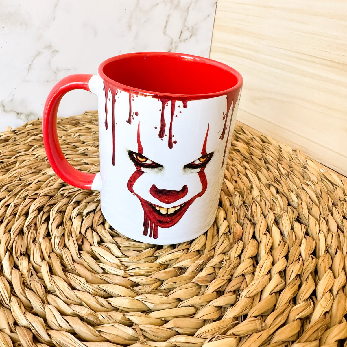 Taza de cerámica con interior y asa rojos y diseño de Pennywise