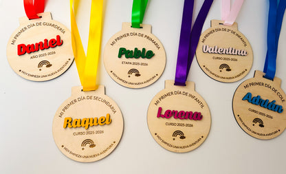 ¡Últimas Unidades! Medalla personalizada “Mi Primer Día” – Tamaño XL