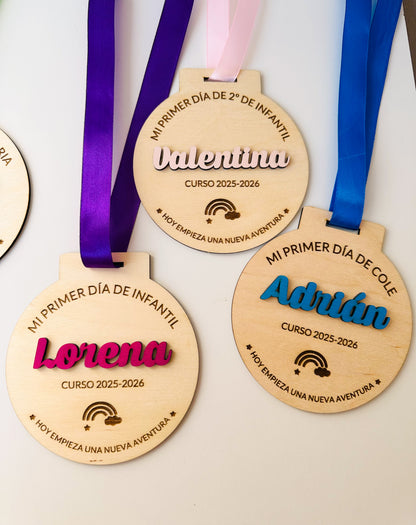 ¡Últimas Unidades! Medalla personalizada “Mi Primer Día” – Tamaño XL