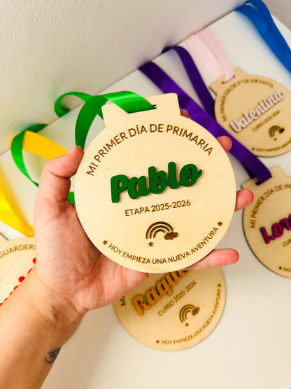 ¡Últimas Unidades! Medalla personalizada “Mi Primer Día” – Tamaño XL