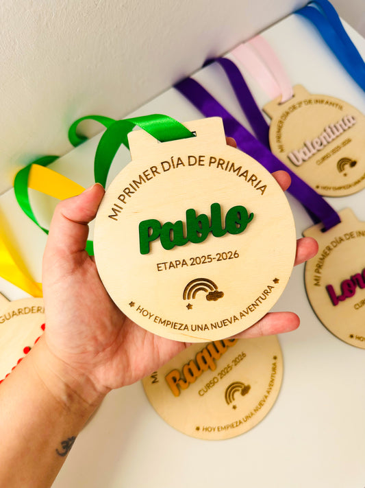 ¡Últimas Unidades! Medalla personalizada “Mi Primer Día” – Tamaño XL