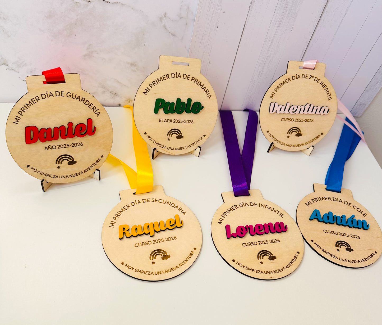 ¡Últimas Unidades! Medalla personalizada “Mi Primer Día” – Tamaño XL