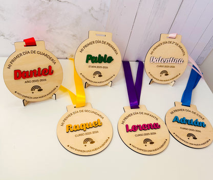 ¡Últimas Unidades! Medalla personalizada “Mi Primer Día” – Tamaño XL
