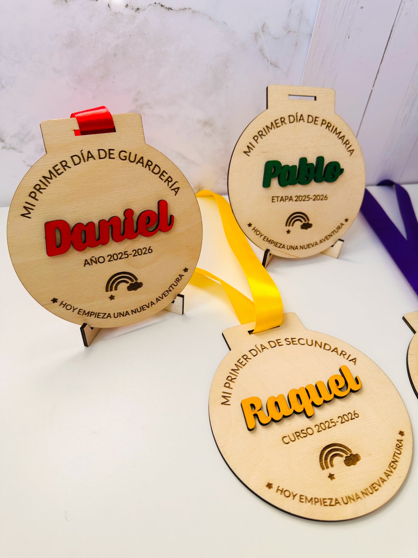 ¡Últimas Unidades! Medalla personalizada “Mi Primer Día” – Tamaño XL