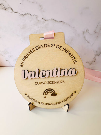 ¡Últimas Unidades! Medalla personalizada “Mi Primer Día” – Tamaño XL