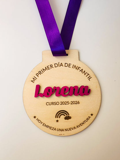 ¡Últimas Unidades! Medalla personalizada “Mi Primer Día” – Tamaño XL