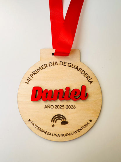 ¡Últimas Unidades! Medalla personalizada “Mi Primer Día” – Tamaño XL