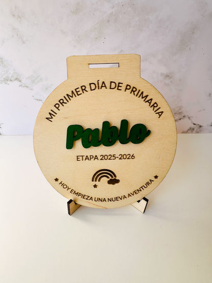 ¡Últimas Unidades! Medalla personalizada “Mi Primer Día” – Tamaño XL
