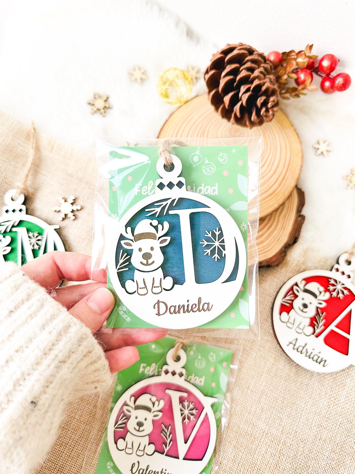 Adorno Bola de Navidad en madera con Inicial y Nombre