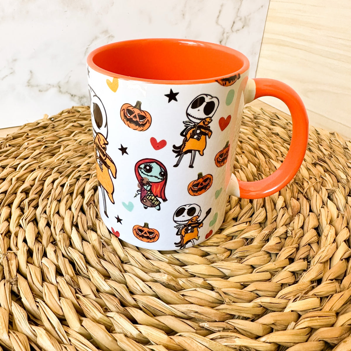 Vista lateral de la taza de Jack y Sally con asa naranja