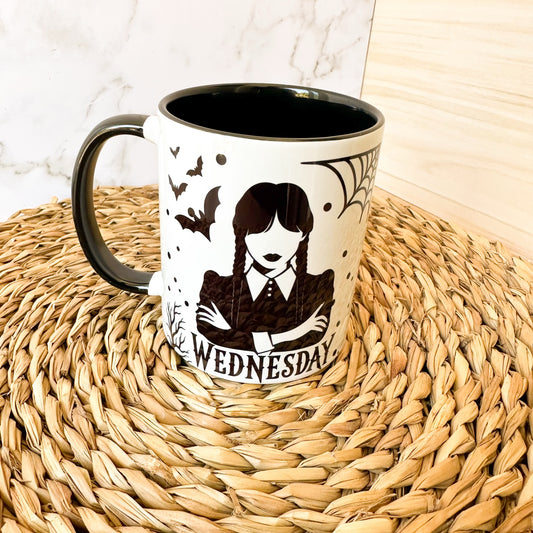 Taza blanca de Miércoles Addams con interior y asa negros, vista frontal