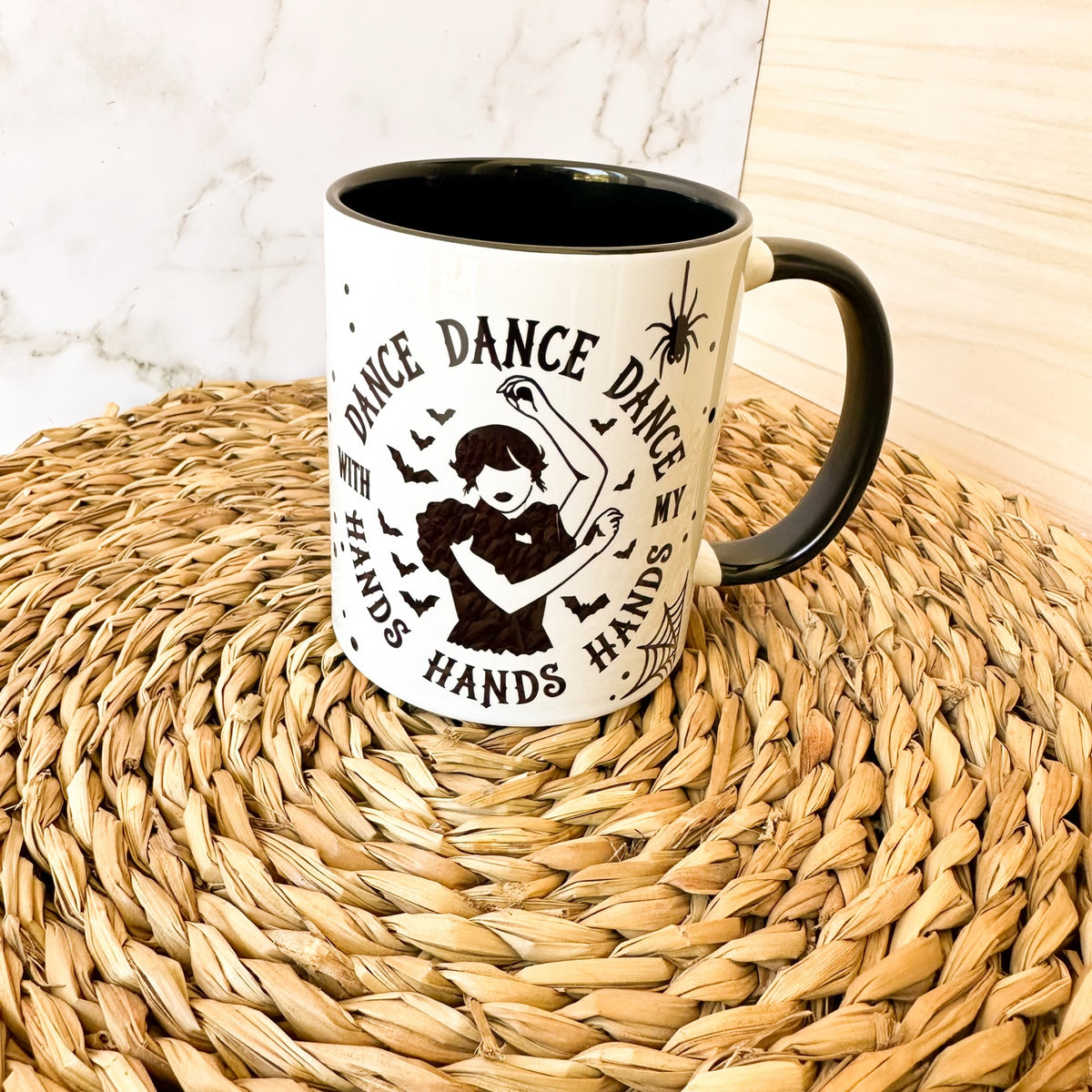 Taza de Miércoles Addams con el diseño Dance Dance Dance, vista trasera