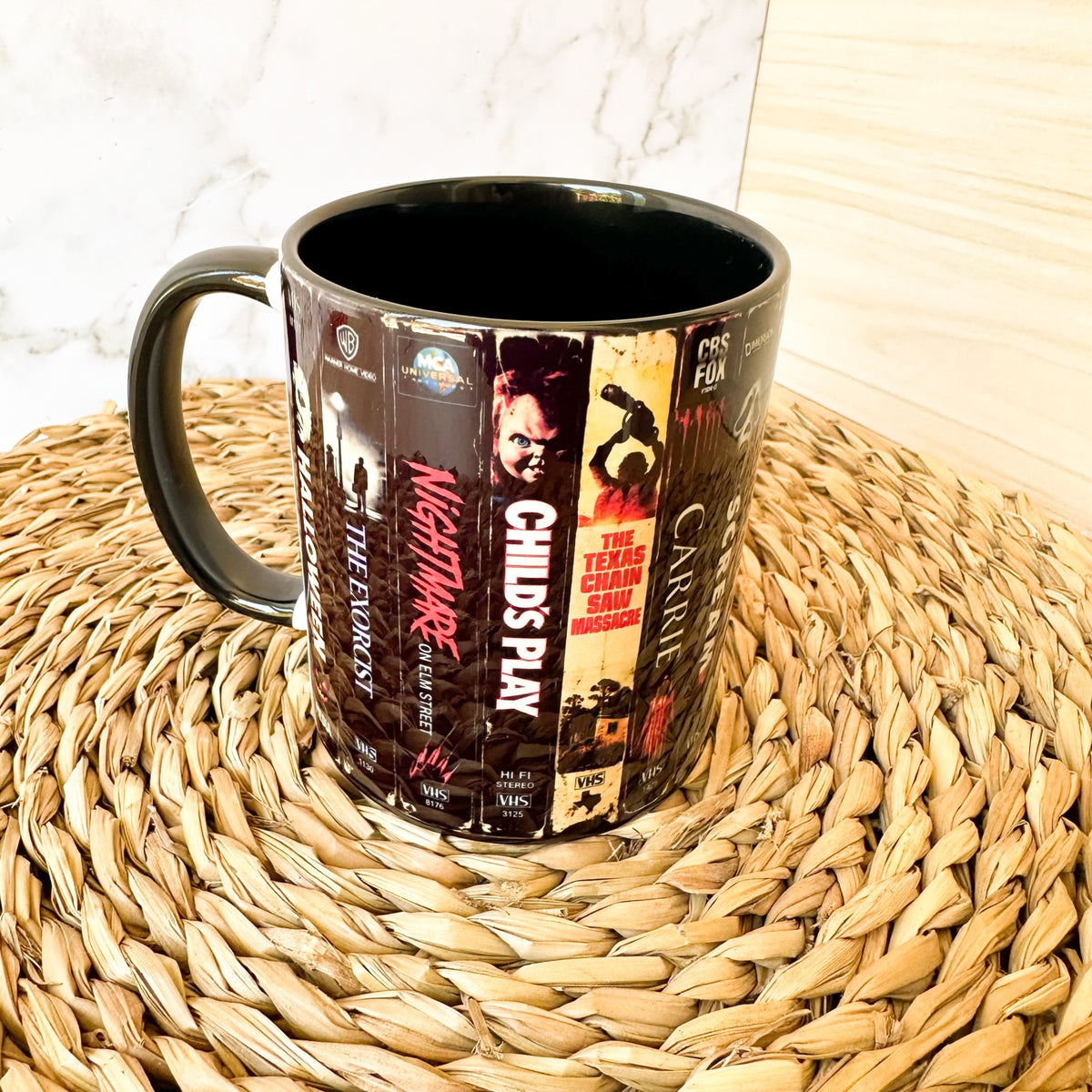 Taza negra de películas de terror, vista frontal