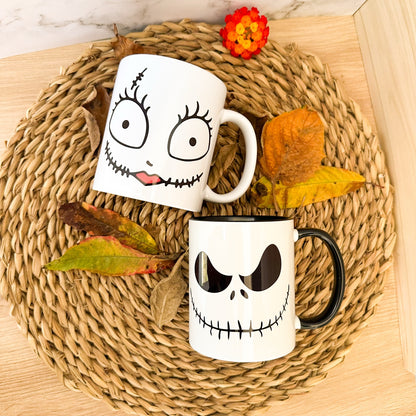 Tazas de Jack Skellington y Sally sobre una base otoñal